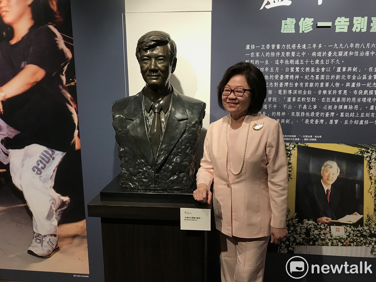 盧修一妻子陳郁秀與盧修一雕像合影。 圖 : 周煊惠 / 攝