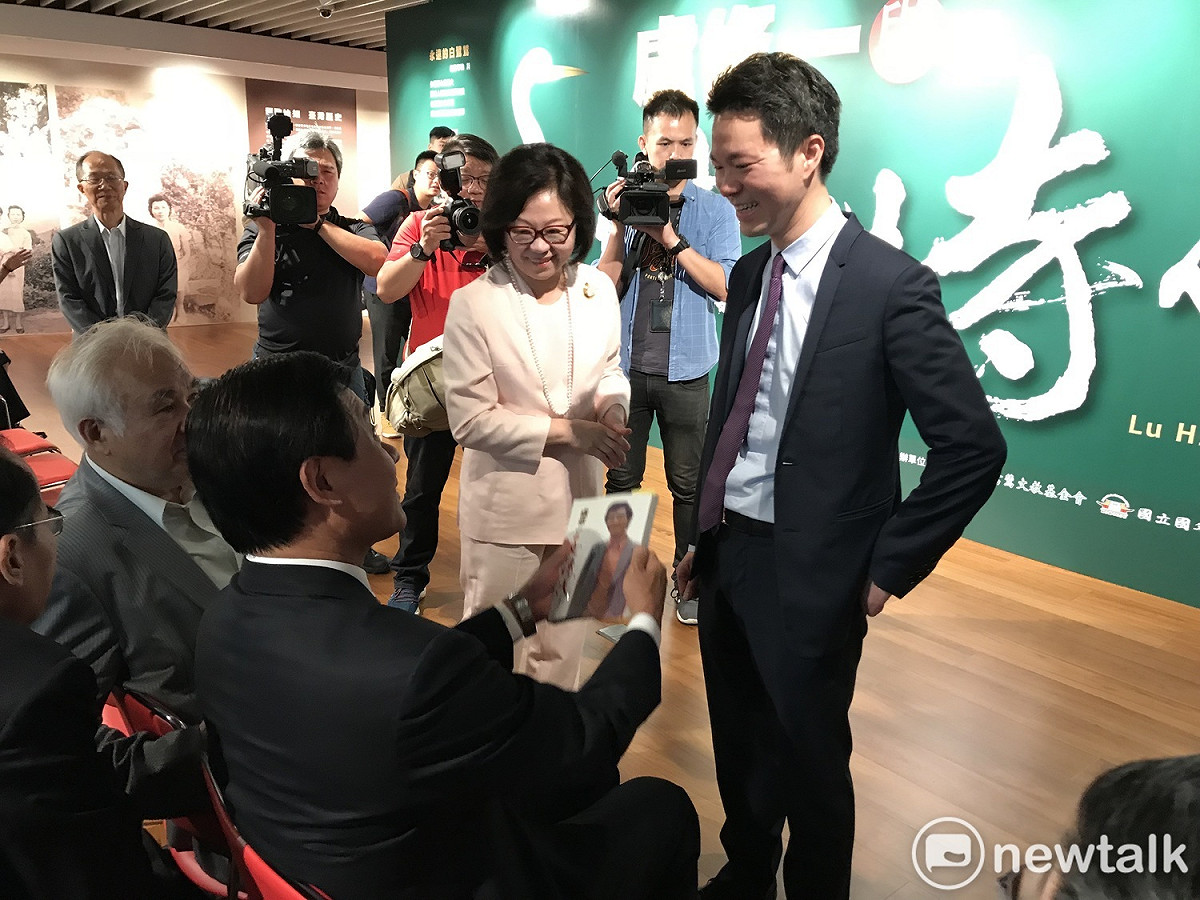 蘇嘉全拿新書對著盧修一獨子表示，「你長得跟爸爸一模一樣！」 圖 : 周煊惠 / 攝