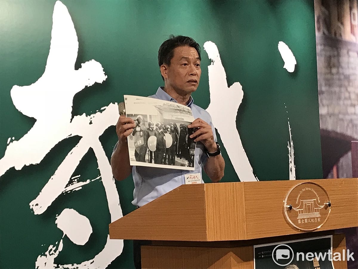 對於國民黨新北市長侯友宜稱鄭南榕自焚案為「不完全成功的救援」，策展人、政治影像工作者邱萬興今日拿出影像資料，強調他當時是第一個到達現場的記者，親眼看見民權東路巷子兩邊全部都是鎮暴部隊，直言「你（侯）是來殺人，不是來救人」。 圖 : 周煊惠 / 攝