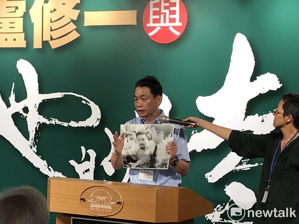 邱萬興手持侯友宜當年率領霹靂小組在盧修一車子裡灌催淚瓦斯、噴辣椒水的照片。 圖 : 周煊惠 / 攝