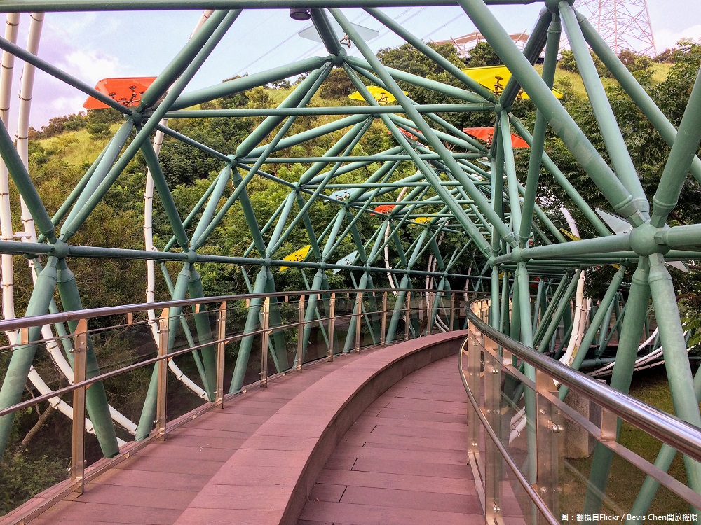 台中市清水區「鰲峰山公園」內的鰲峰山步道，登上觀景平台前有一段好漢坡，當地人稱「虎頭崎古道」，其中最著名的景點是鰲峰山觀景平台，可以與媽咪欣賞夕陽、夜景的最佳地點。 圖：翻攝自Flickr／Bevis Chen開放權限