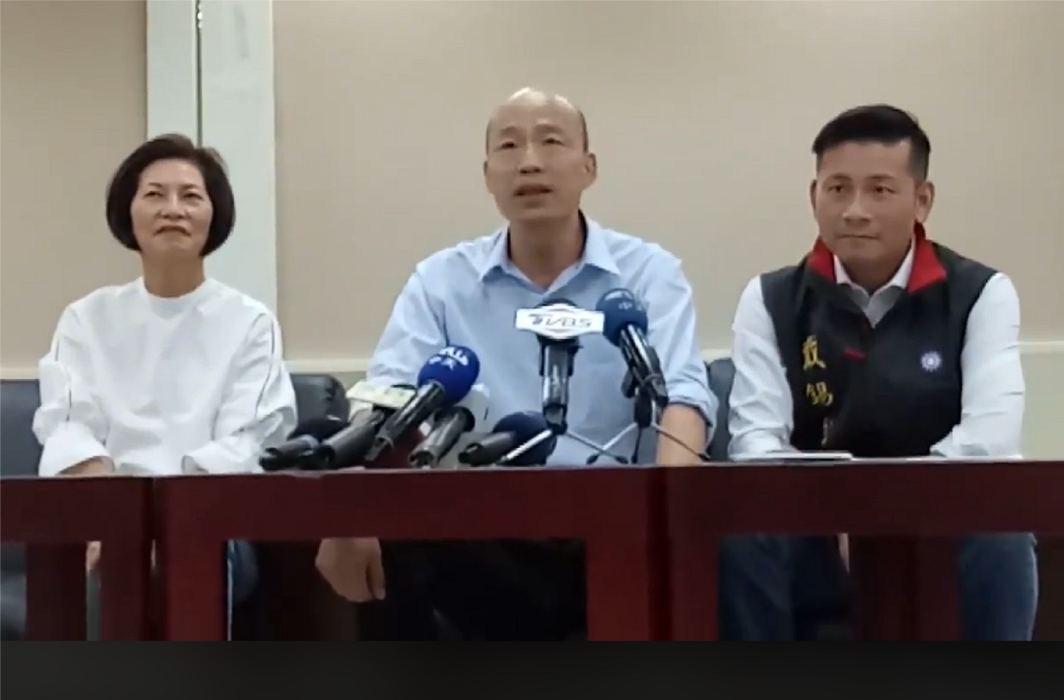 韓國瑜(中)今天在北市議員汪志冰及戴錫欽陪同下召開記者會。 圖：翻攝戴錫欽臉書