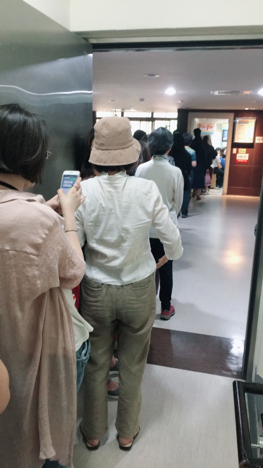 立法院內的中華電信門市今(11)日也大排長龍。 圖：黃韋銓