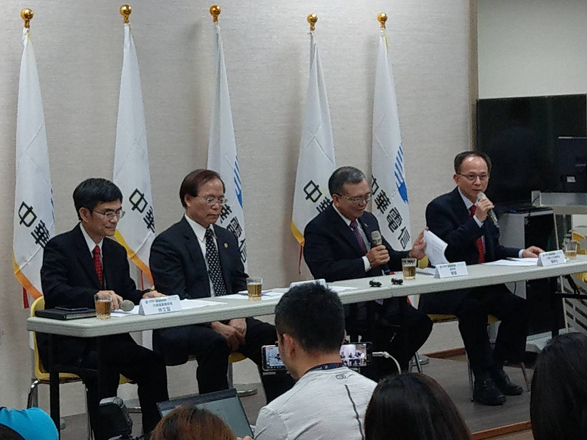 中華電信包含董事長鄭優(右二)、總經理謝繼茂(左二)、副總經理林文智(左一)，以及行動分公司總經理陳明仕(右一)一字排開，在今天下午15時召開記者會說明499方案將何去何從。 圖：朱泓任／攝