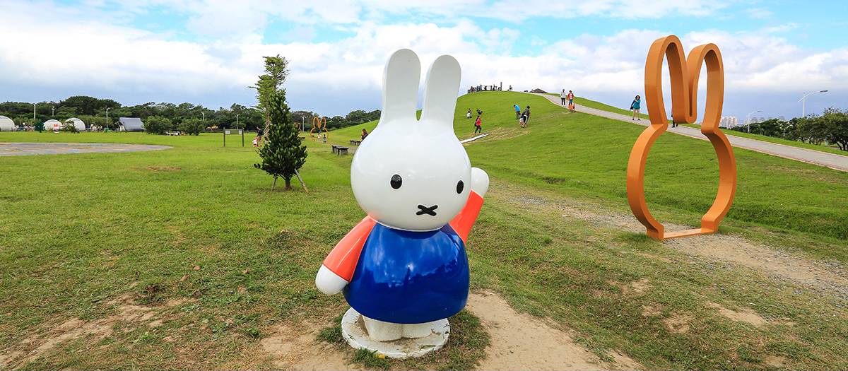 八里米飛公園自開幕後，吸引許多愛好米飛的粉絲前往拍照打卡，自去年(106)授權延長後，今年(107)再延長至108年6月30日。 圖：新北旅遊網提供