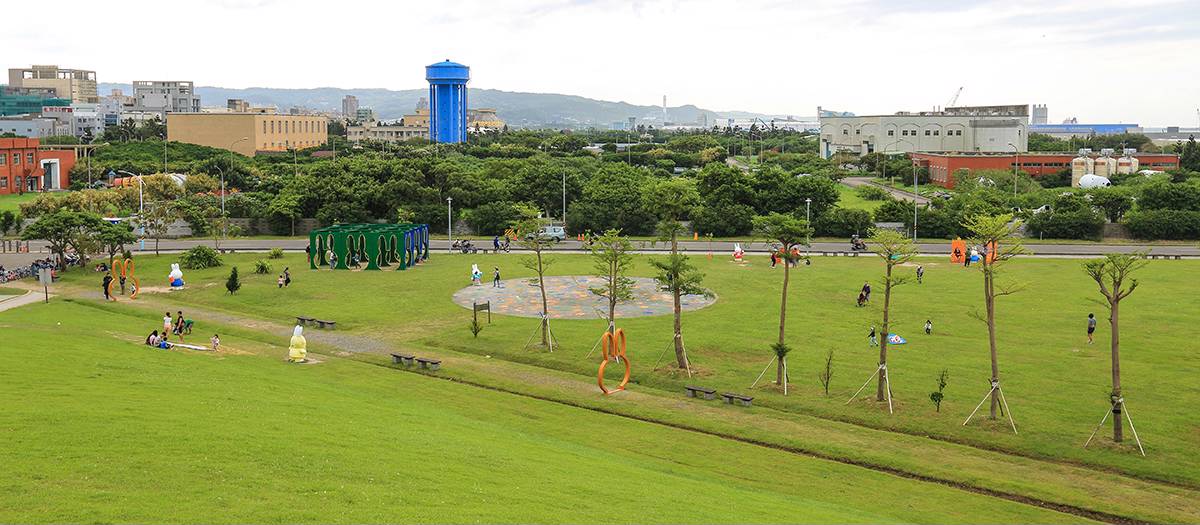 交通方式，大眾運輸可以搭捷運至捷運關渡站，轉乘紅13至十三行文化公園站，或是自行開車至可至關渡大橋後往台15線八里方向(龍米路)。 圖：新北旅遊網提供