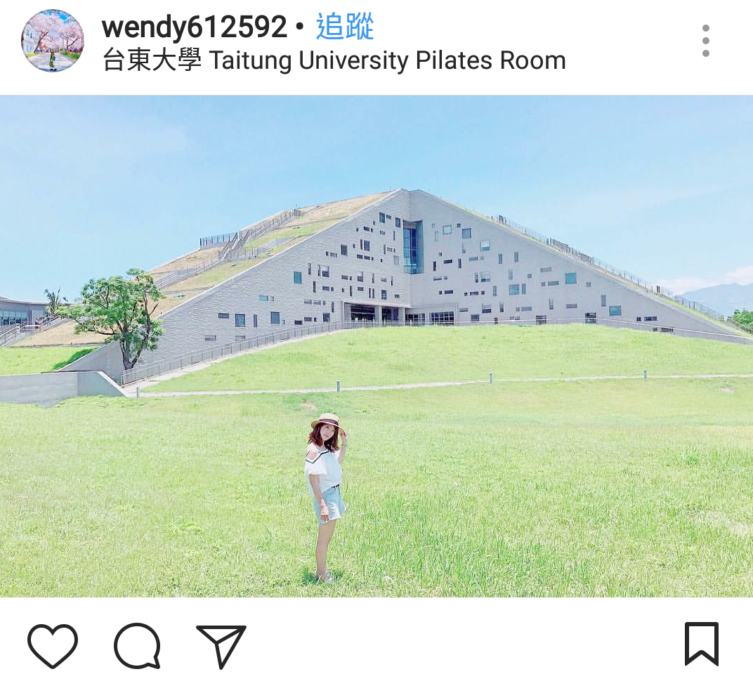 台東大學山海環繞的地理環境，圖書館座落在鏡心湖畔，以一棟五層樓的山形建築建造而成，猶如台東大學是典藏知識的金字塔。 圖：翻攝自instrgram／wendy612592開放權限