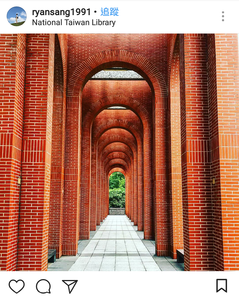 位於新北市中和的台灣博物館，有一處長廊以紅磚頭堆疊風格，加上台灣圖書館的書生文青氛圍，成為許多網美打卡拍照的必拍姿勢。 圖：翻攝自instrgram／ryansang1991開放權限