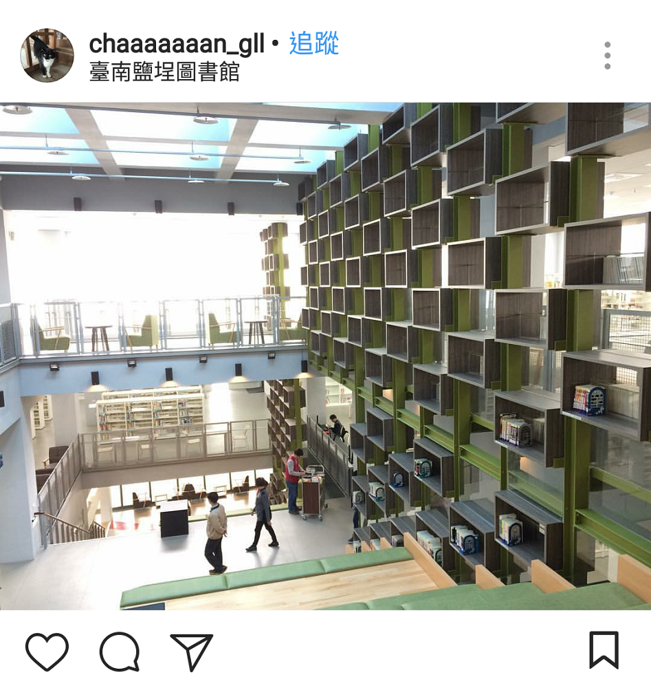 台南鹽埕圖書館，外觀以書本的堆疊形式象徵知識的結晶體，館內高達三層樓的大階梯和書牆，大階梯鋪設閱讀椅墊，讓人可坐在大階梯上悠閒享受閱讀時光。 圖：翻攝自instrgram／chaaaaaaa_gll開放權限