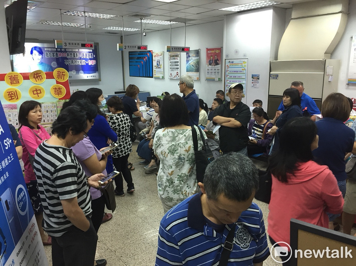 499吃到飽方案引發申辦亂象，NCC對中華電開罰新台幣200萬元，遠傳、台哥大則各罰60萬元。 圖：新頭殼資料照片