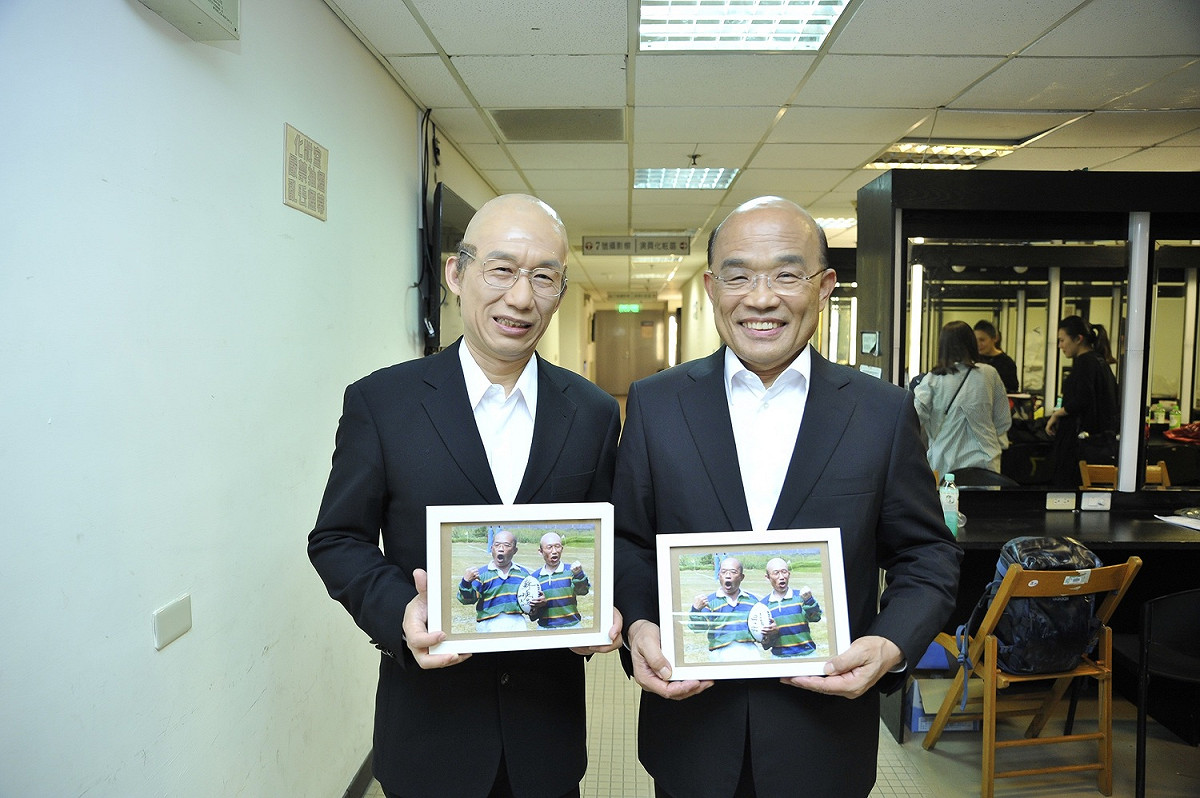 郭子乾再扮「假院長」，不論是服裝打扮、還是沙啞聲音，連本尊蘇貞昌看了都覺得很像。 圖:蘇貞昌辦公室/提供
