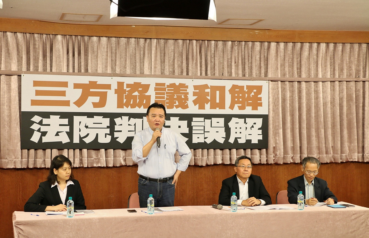高雄氣爆案判決結果，市府官員遭重判，高雄市政府召開「三方協議和解法院判決誤解」記者會，代理市長許立明表示，法院對於和解工作的推動有很大的誤解，和解的工作是市府是主動出面，但市府為訴外人，非這12位訴訟當事者。 圖：高雄市政府／提供