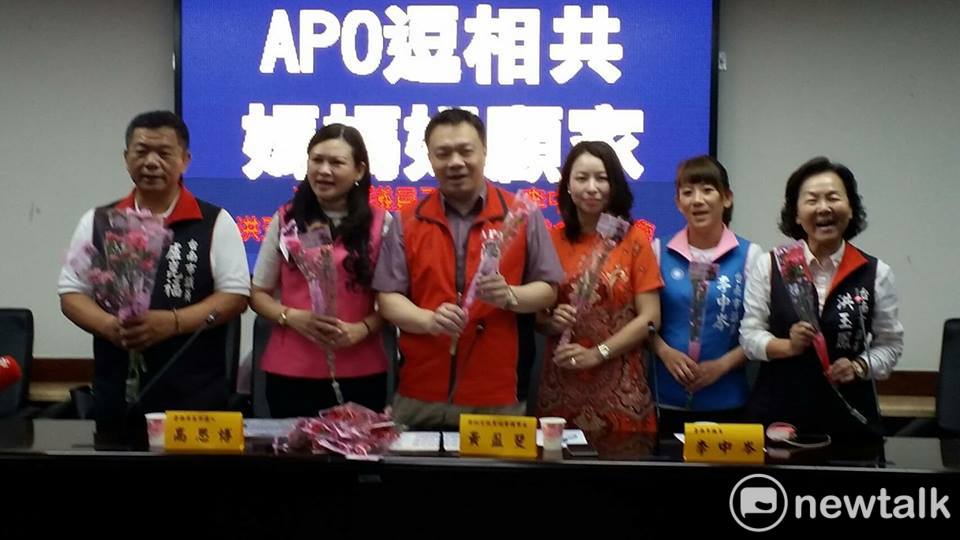 前政務委員高思博等人舉行記者會，主張擴大落實公辦公托、延長幼托時間，並針對經濟弱勢族群加額補助，讓年輕人在台南敢生、好養，讓台南媽媽好顧家。 圖：黃博郎/攝