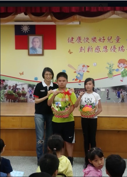瑞平國小學童用自己種的有機菜籃送給周美青。 
 圖：翻攝瑞平國小粉絲頁