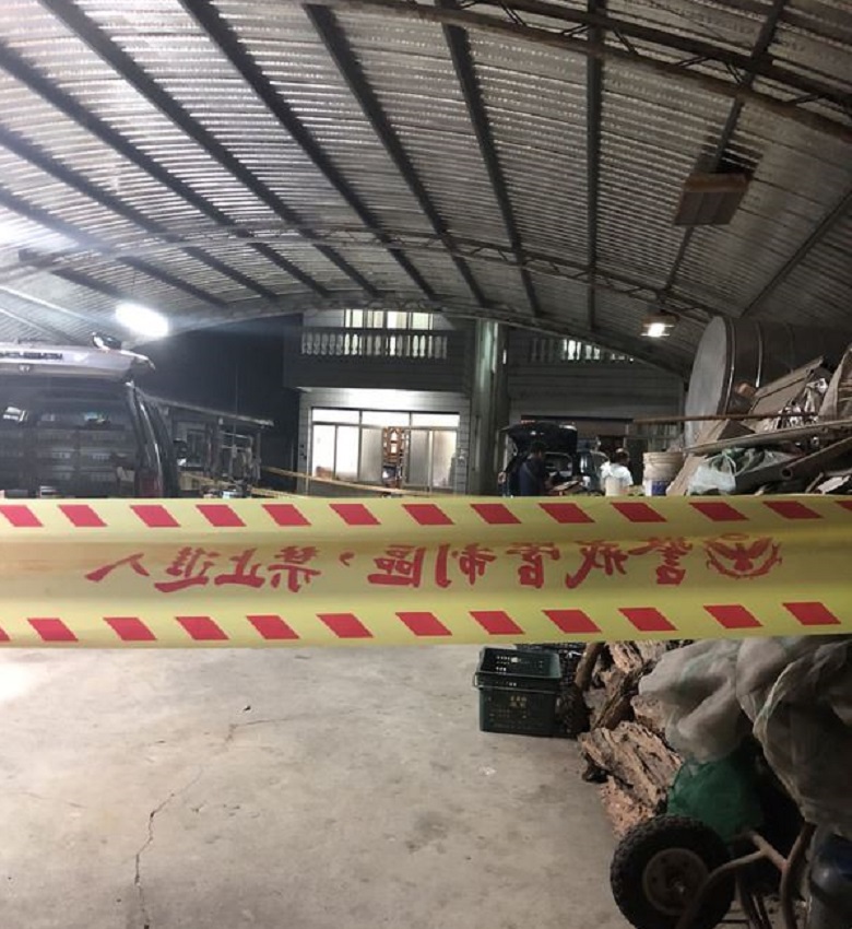 台南市南化區北寮11日下午驚傳凶殺案，包括李姓獨居老婦和住隔壁的小叔夫婦被發現陳屍在屋內，警方封鎖現場調查。 圖：中央社