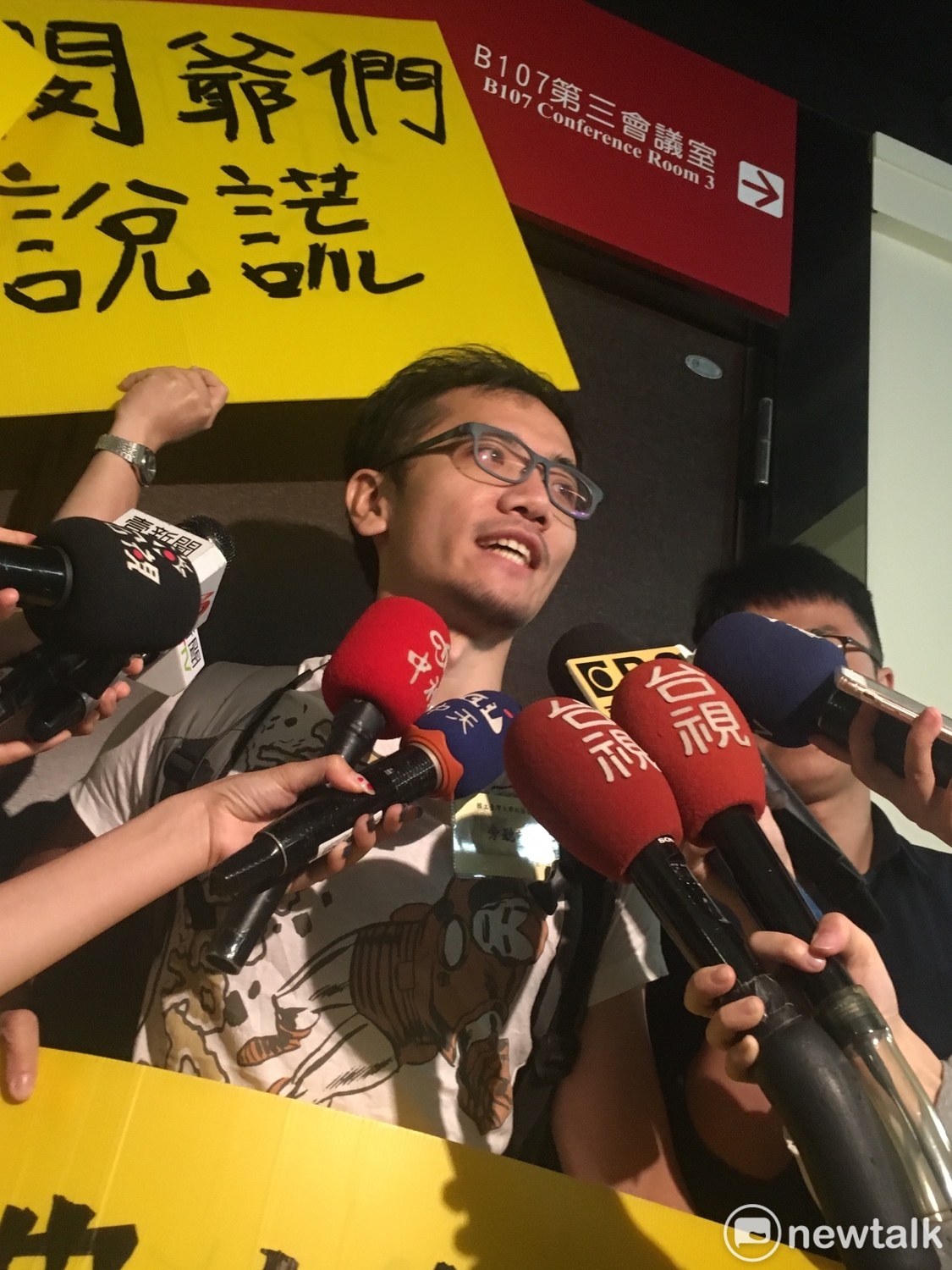 稍早有多名取得旁聽證的學生無法入席旁聽，試圖衝進會場並遭阻擋。 圖：黃韋銓/攝