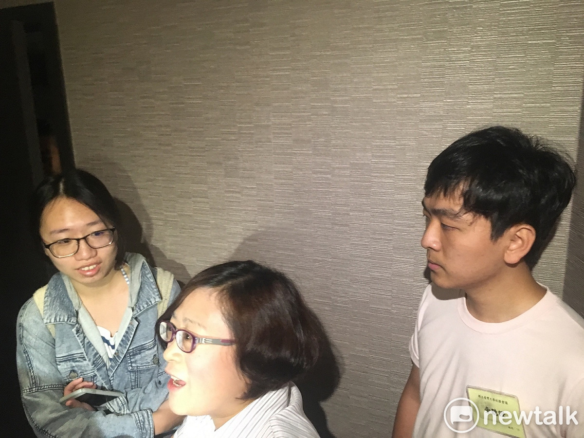 稍早有多名取得旁聽證的學生無法入席旁聽，試圖衝進會場並遭阻擋。 圖：黃韋銓/攝