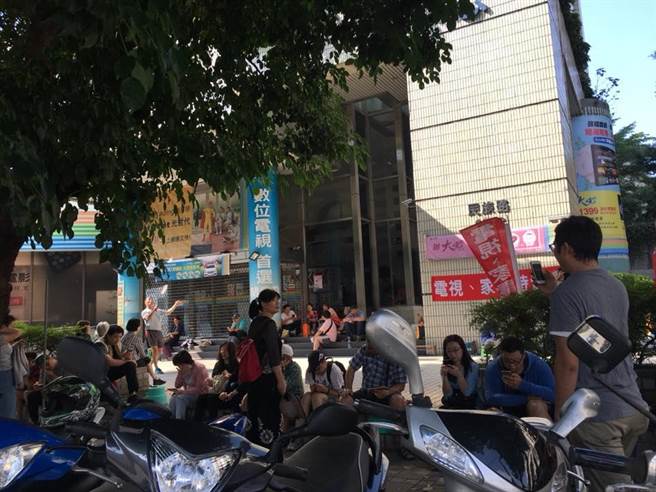有排隊民眾在中華電信門市前打羽毛球。 圖：翻攝爆廢公社