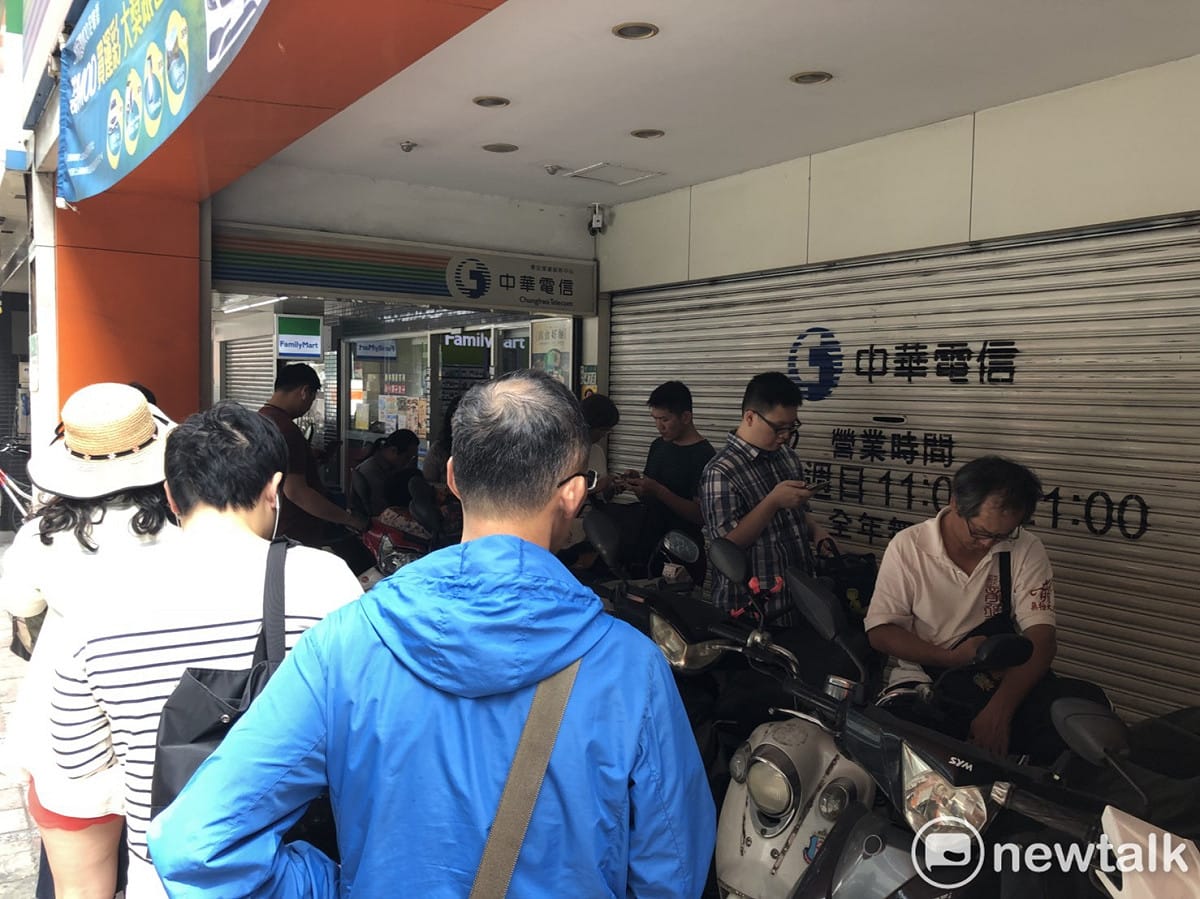 中華電信推出499優或專案後，引發一連串搶換熱潮，不少用戶在門市營業前就來排隊。 圖：丘秝榕／攝