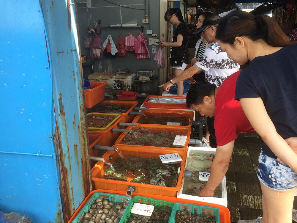 北海岸的「龜吼漁夫市集」，周邊海景美不勝收，市集位於在龜吼漁港旁邊，場內共有42家攤商 ，憑著產地優勢，販售的魚貨種類豐富、品質新鮮。 圖：新北市政府／提供
