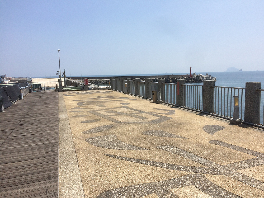 除了生鮮魚貨外， 還可登上市集後方的景觀平台，眺望維納斯海岸線及基隆嶼風光！ 圖：新北市政府提供