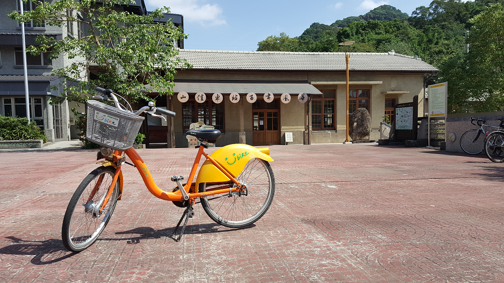 你可以騎著剛新增的YouBike租借站到山佳火車站，暢遊一下這百年的車站風味，與山佳火車站「鐵道地景公園」，以及山佳街欣賞「立體彩繪街」。 圖：新北市政府提供