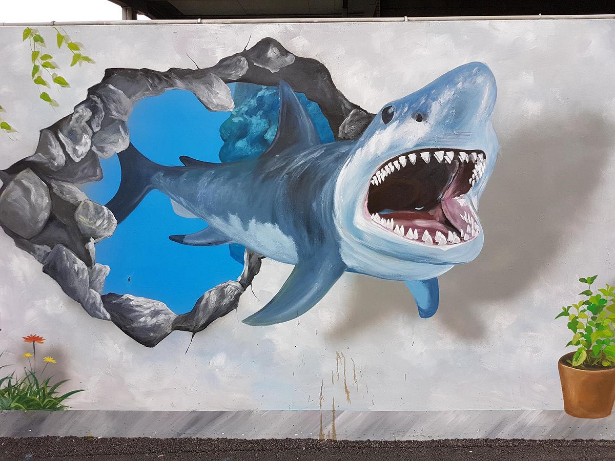 沿著鐵道公園旁的山佳街，沿途牆面上有許多時下最夯的3D立體彩繪，如大白鯊、袋鼠、恐龍、台灣黑熊等，個個逗趣又逼真。 圖：新北市政府提供
