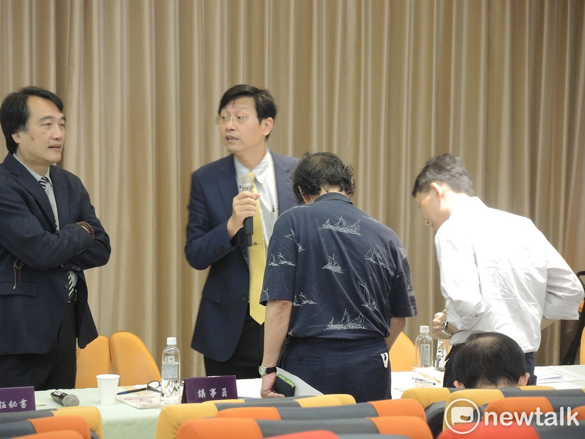 台灣大學今（12）日舉行臨時校務會議，討論教育部要求台大重啟校長遴選一案。經過一整天討論後，會中通過農經系教授官俊榮、心理系教授徐永豐提案，教育部應依大學法等規定處理本校之校長遴選結果，儘速發聘新校長就職權，必要時台大依法尋求救濟。 圖：黃韋銓/攝