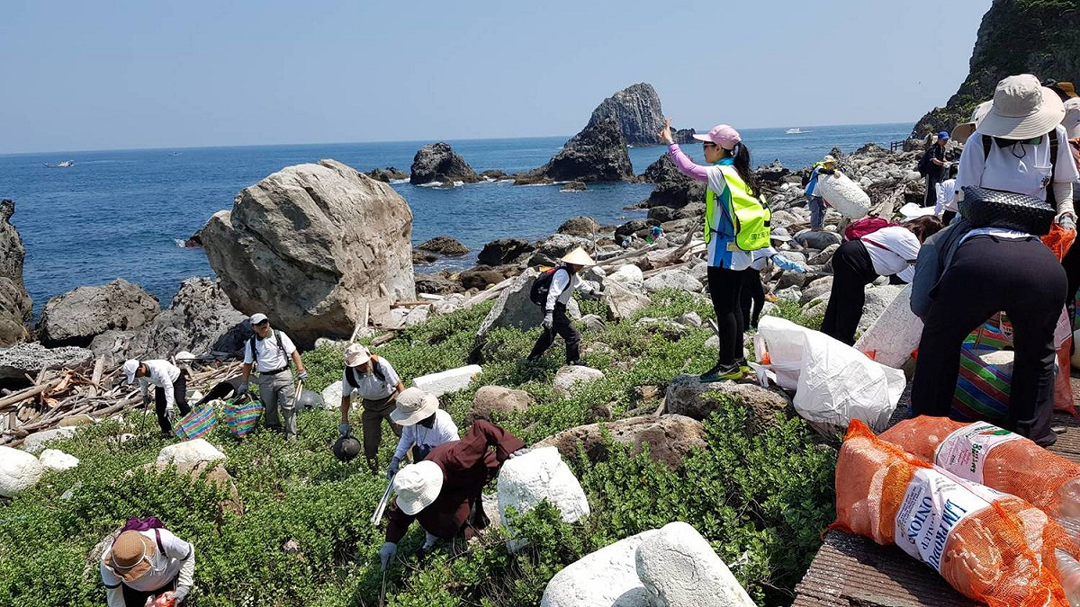 基隆嶼因碼頭損壞已封閉近三年，雖然沒有島上製造的垃報，但沿岸海灘長年已累積數量相當可觀的海漂垃報。 圖：基隆市政府/提供