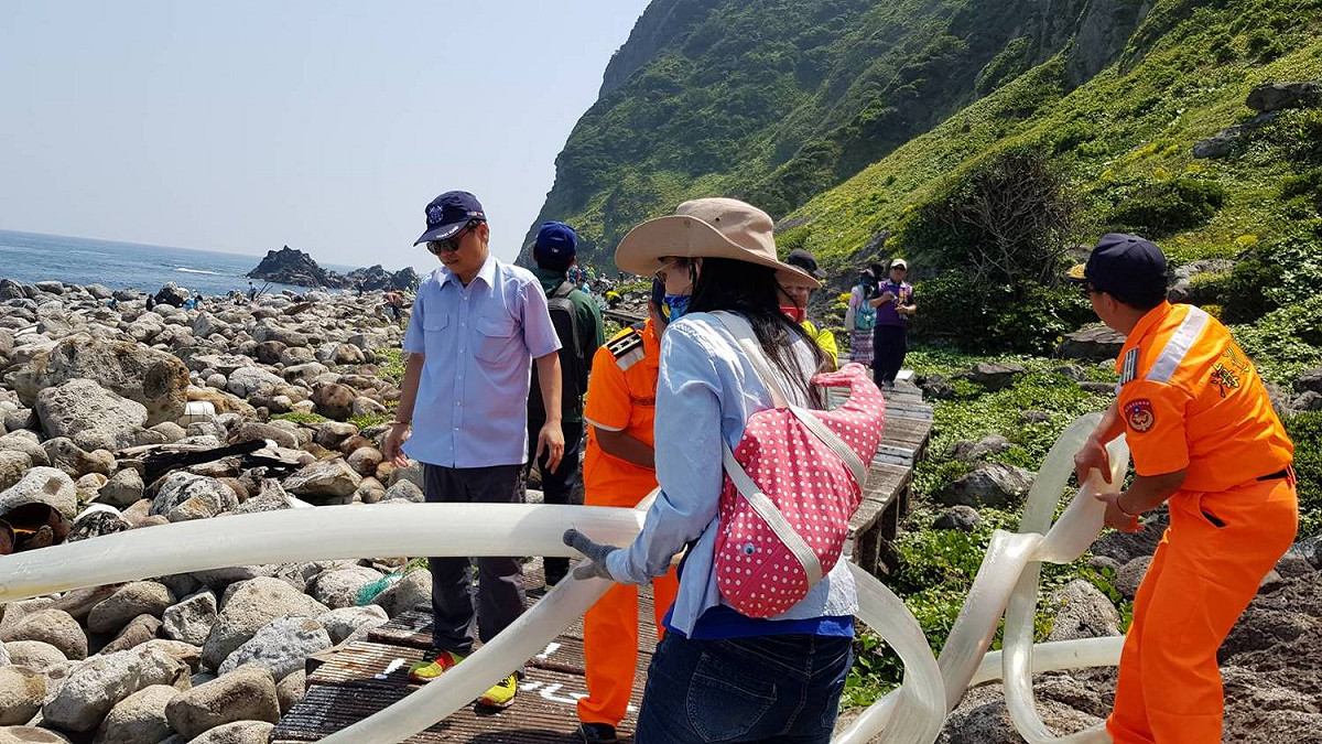 漂流垃圾以保麗龍、保特瓶、廢棄漁網、浮球等為大宗。 圖：基隆市政府/提供