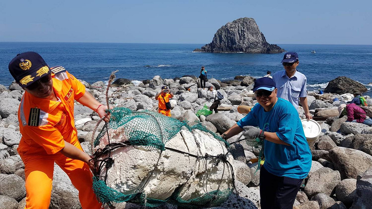 清出的垃圾共1500公斤，比較特別的垃圾有超大水管、魚網、鐵桶等。 圖：基隆市政府/提供