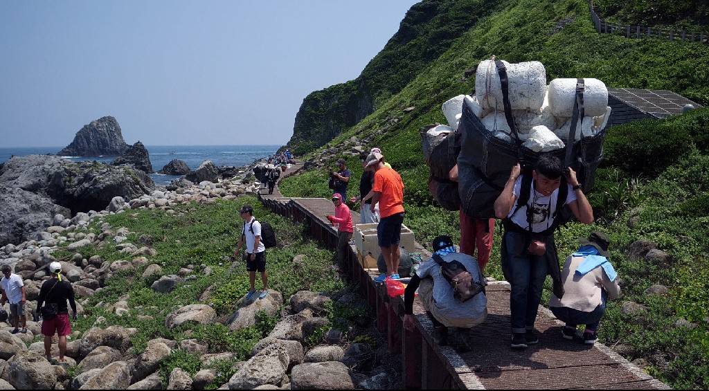 基隆市政府將長期致力於海洋環境保育，除推廣海洋生態觀光及磯釣運動外，更提倡友善海洋環境，定期進行淨海及魚苗放流 圖：基隆市政府/提供