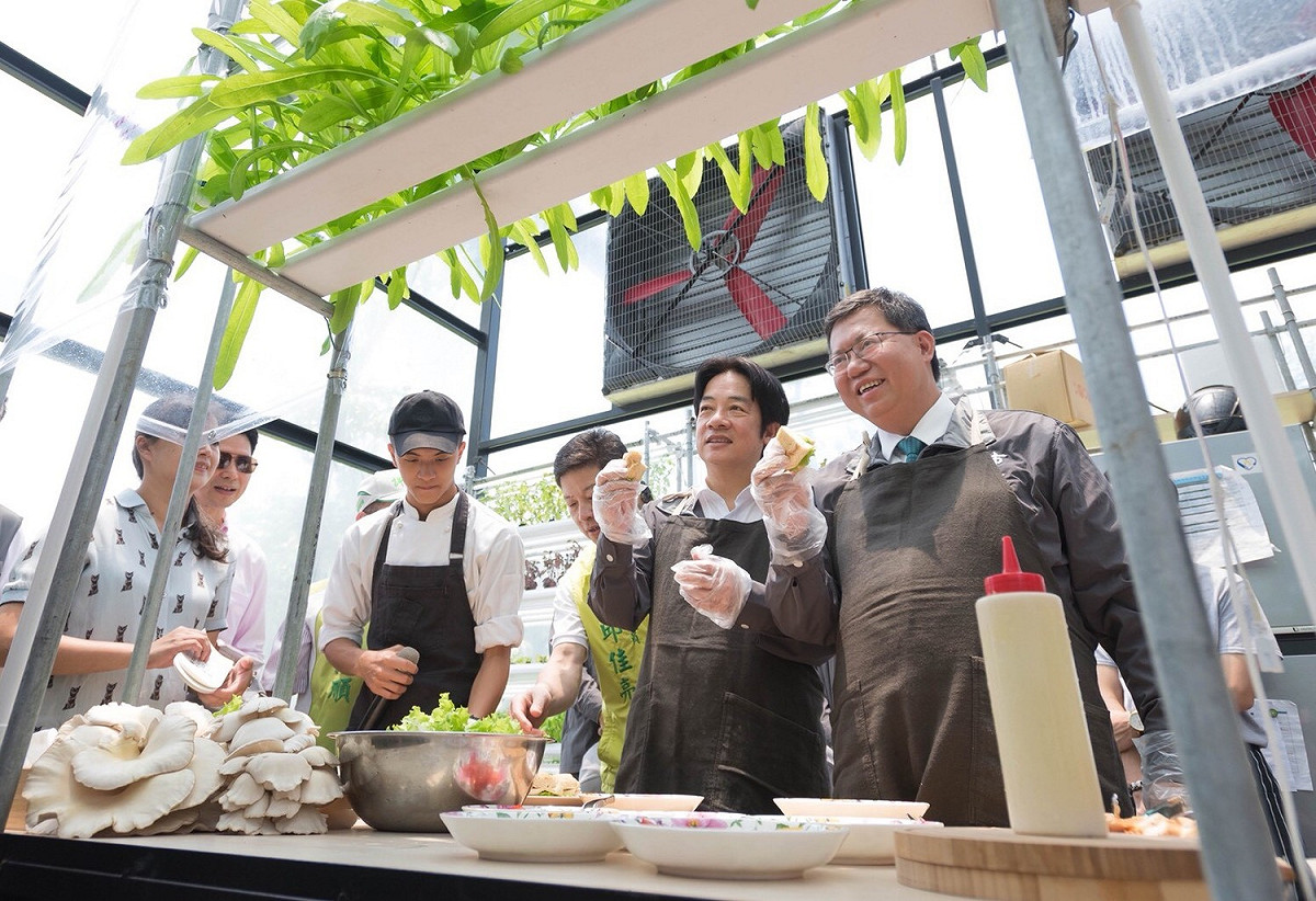 桃園市長鄭文燦今（12）日上午陪同行政院長賴清德參訪桃園農業博覽會展區。
 圖：桃園市政府/提供