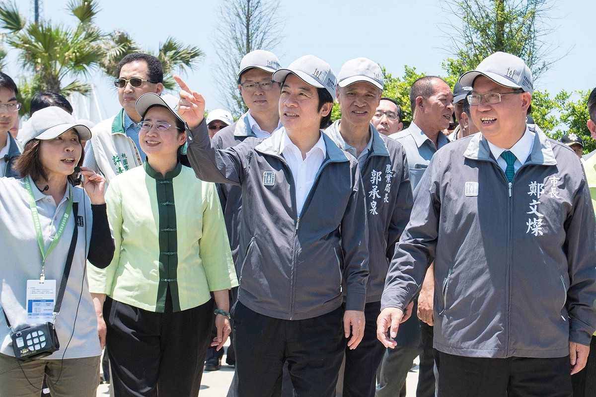 桃園市長鄭文燦今（12）日上午陪同行政院長賴清德參訪桃園農業博覽會展區。 圖：桃園市政府/提供
