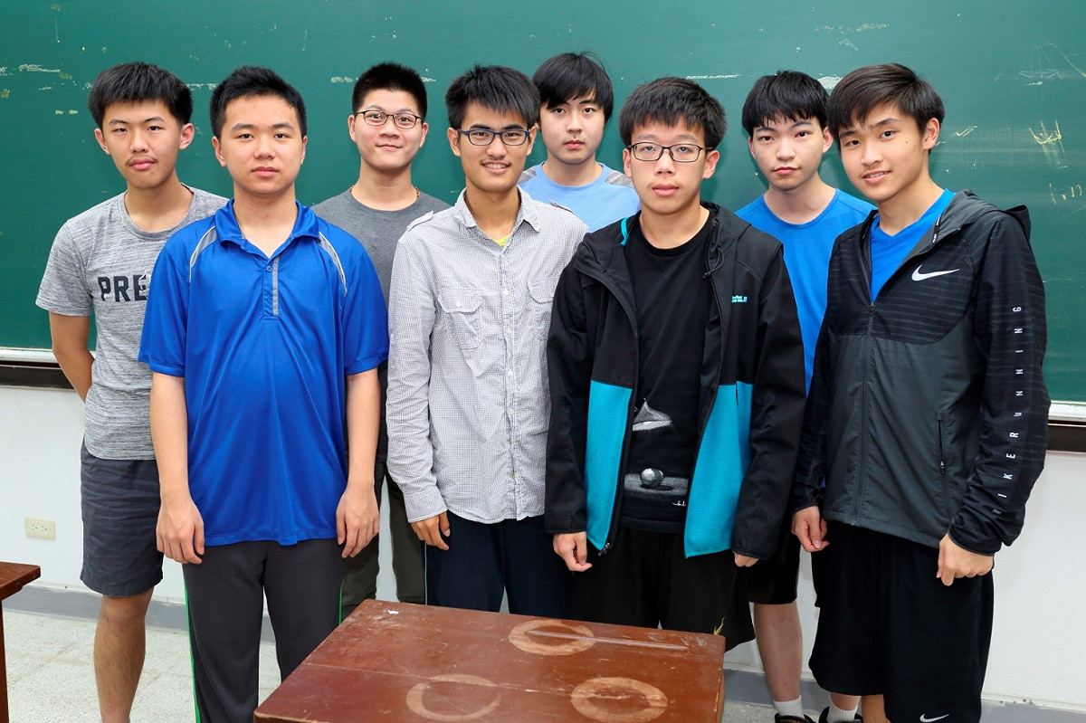 前排左至右：國立科學工業園區實驗高級中學學生曾憲揚、臺北市立建國高級中學學生鍾尚軒、臺中市立臺中第一高級中等學校陳昶瀚、羅培瑞_後排左至右：臺北市立建國高級中學學生高瑋伯、姜理元、王維恩、臺中市立臺中第一高級中等學校朱嘉棟 圖：國教署/提供