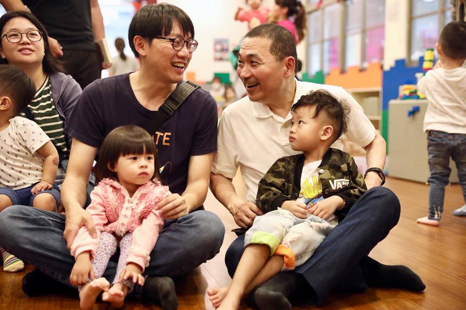 侯友宜用「要看清楚，對手是我！對手是我！拜託是我在選，看錯就不好了！」，輕鬆的氣氛成功化解對手的政治語言攻擊。 圖：取自侯友宜臉書