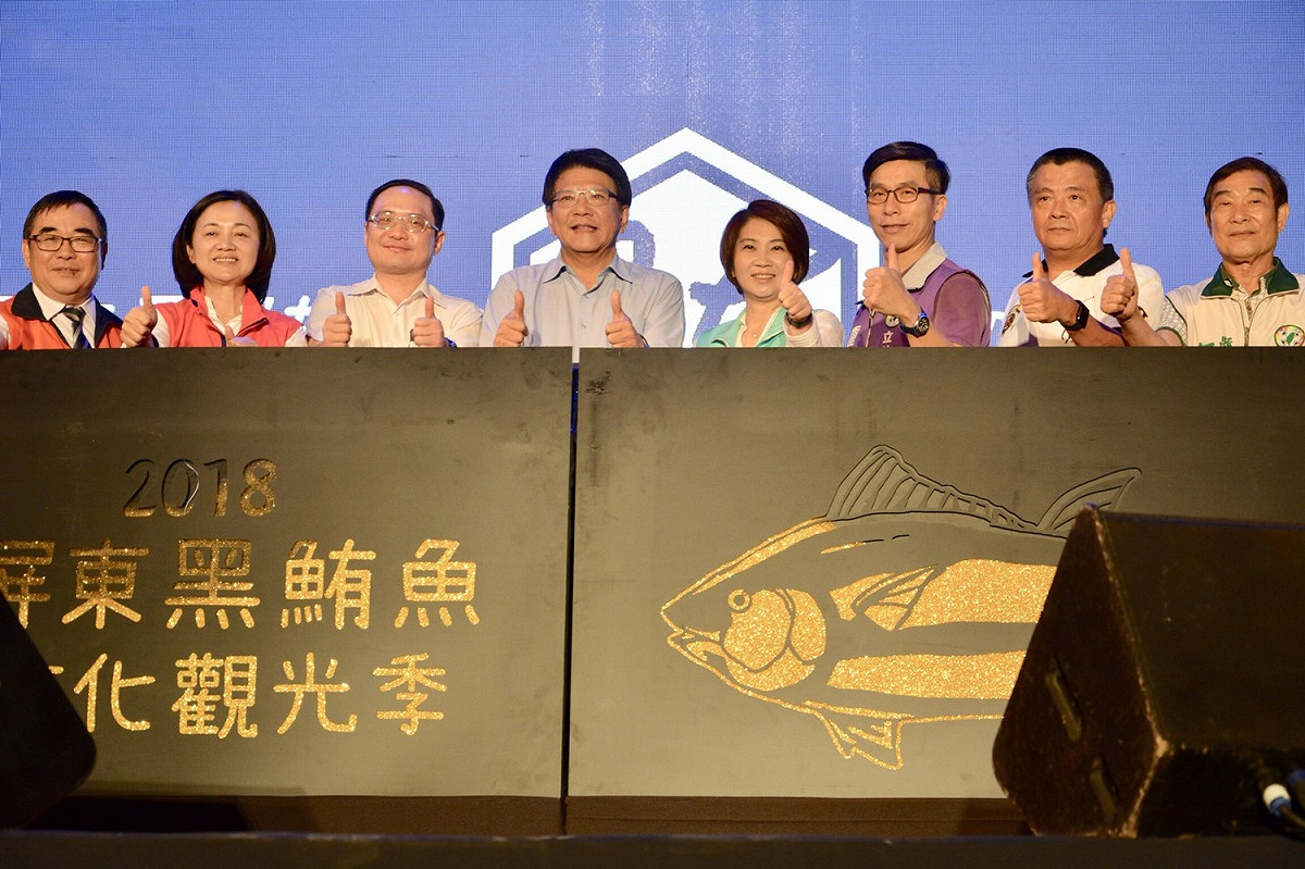 屏東縣政府今(12)日晚上於東港東隆宮廟埕舉辦黑鮪魚季開幕晚會。 圖：屏東縣政府/提供
