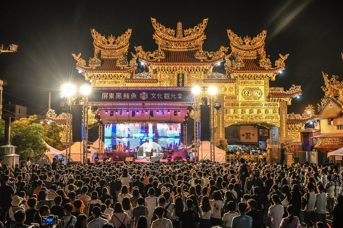 黑鮪魚季開幕晚會，特別邀請到盧廣仲、蛋堡、J.Sheon等藝人到場演出 圖：屏東縣政府/提供