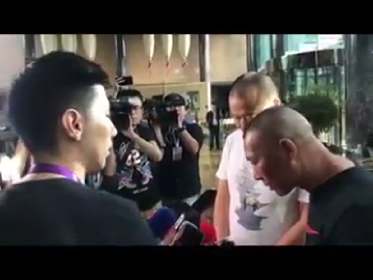 他們自稱是都江堰居民（中、右），一人指鄰居在汶川地震中死亡，另一人指當年房子倒塌、家人受傷，看見記者拍攝時覺得非常難過，繼而變得激動。他們當場向陳浩暉（左）鞠躬道歉，表示「真誠對不起」；陳浩暉表示接受道歉。 圖：翻攝自Youtube