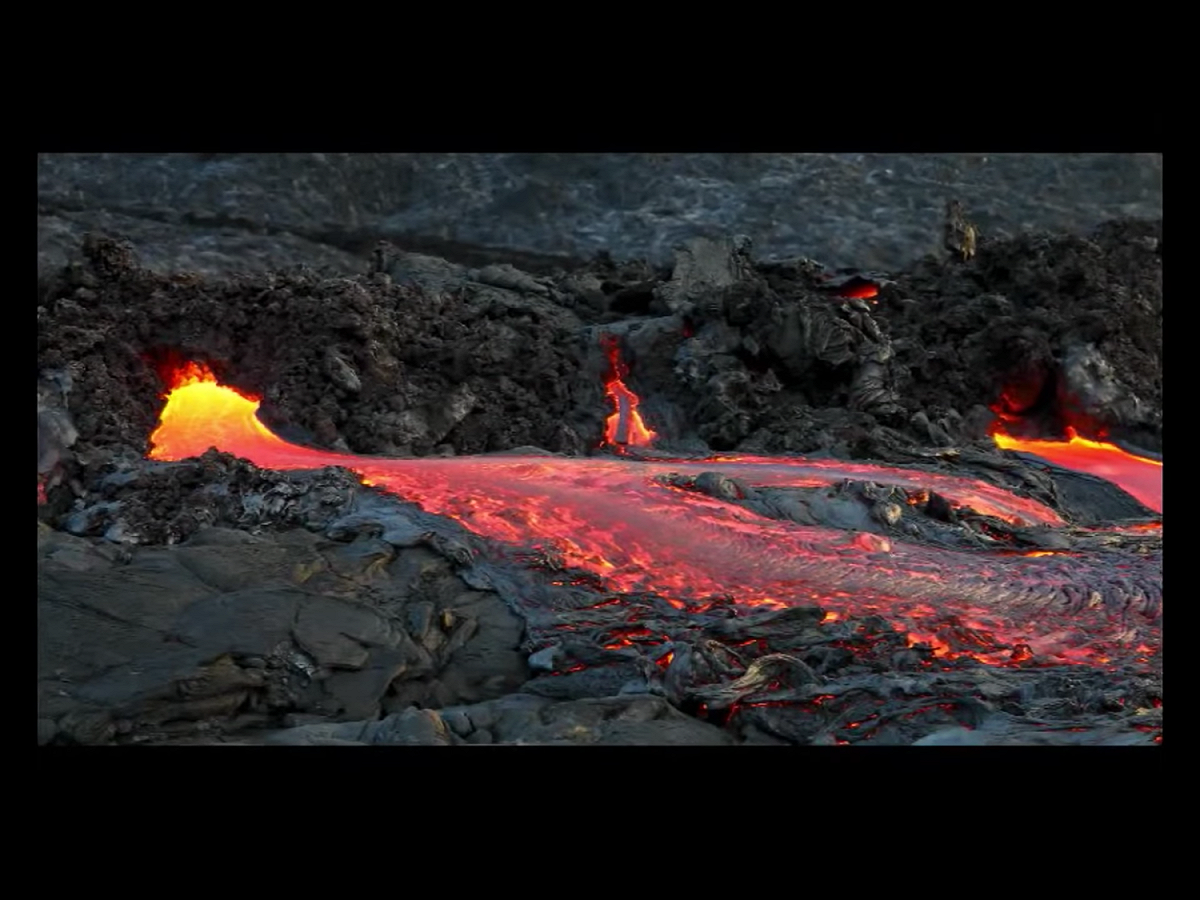 幾勞亞火山是全球最活躍的火山之一，8天前開始噴發後，山的東側已出現15個大型裂洞或裂縫。 圖：翻攝自Youtube