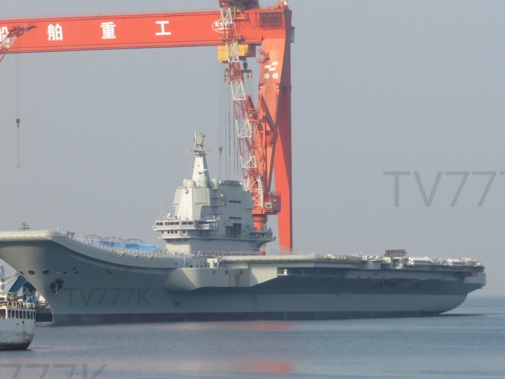 中國自製航空母艦「001A型」5月12日在大連港亮相，軍事迷瘋拍。 圖/翻拍自環球時報