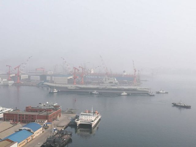 中國首艘自製航空母艦「001A型」，今天清晨正式開始首度海試。 圖/翻拍自新浪軍事