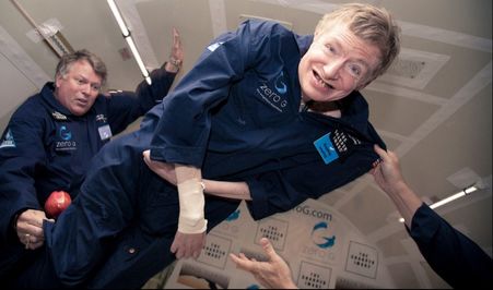 英國物理學家霍金（Stephen Hawking）追思會，申請表格的生日欄位竟然出現未來日期的選項，最遠可填到2038年底。 圖/翻攝自http://www.hawking.org.uk/