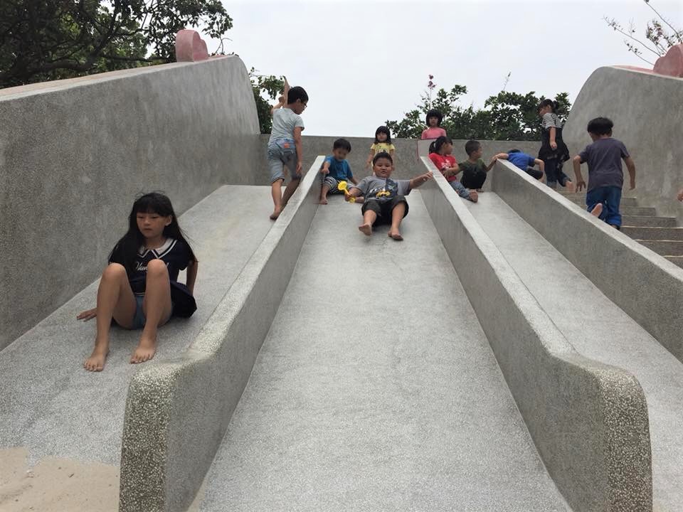 建設局以粉紅色冰淇淋球甜筒造型的溜滑梯，巧妙運用餅皮錐形的斜角設計為溜滑梯道，溜滑梯斜度約22度，滑道長度約545公分。 圖：台中市建設局／提供