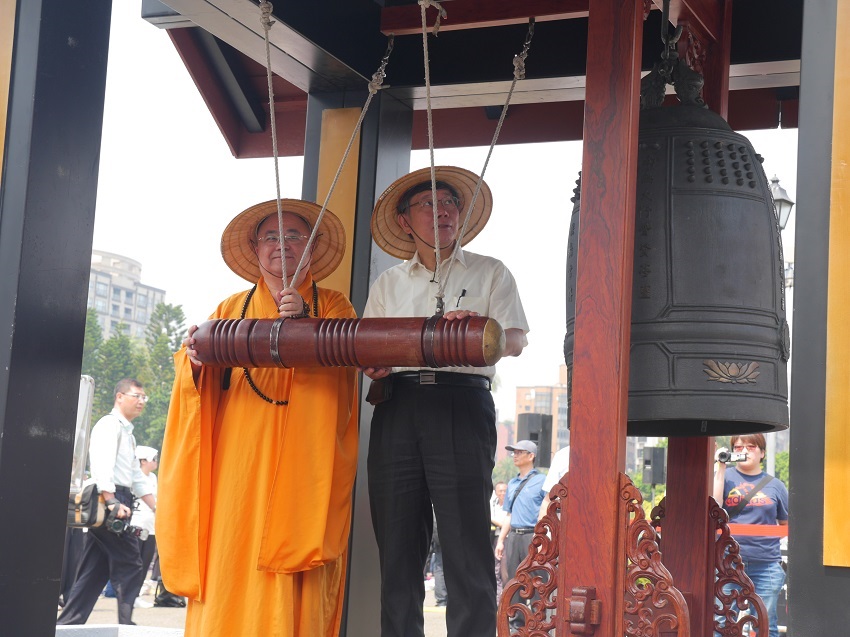 台北市者柯文哲今（13）天出席法鼓山舉辦的「心靈環保家庭日」活動。 圖：趙婉淳／攝