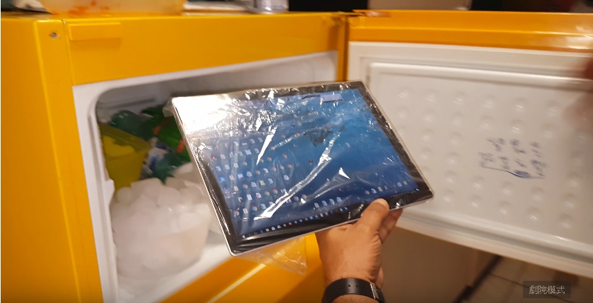 網友將螢幕閃爍的 Surface Pro4 放進冰箱降溫。 圖：翻攝自Youtube