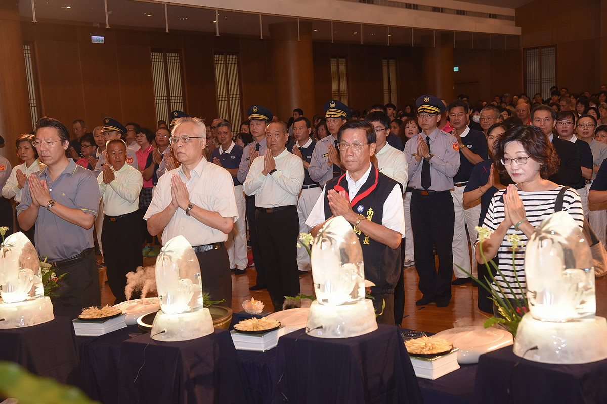南投縣長林明溱今 (13) 日上午分別前往草屯中山公園運動場及南投精舍出席慈濟基金會浴佛大典。 圖 : 南投縣政府/提供