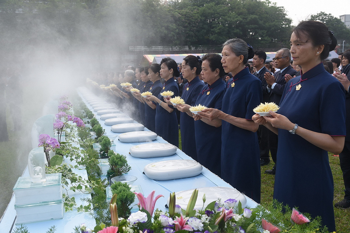 南投縣長林明溱今 (13) 日上午分別前往草屯中山公園運動場及南投精舍出席慈濟基金會浴佛大典。 圖 : 南投縣政府/提供