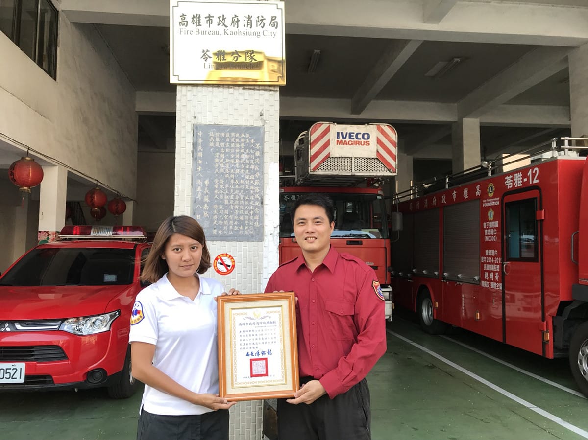 今年2月，一架黑鷹直升機駕駛康萬福因公殉職，他的女兒、高市消防局苓雅分隊員康汶羽在4月中旬，決定以父親名義捐贈100顆火災警報器，延續父親救人精神，用愛向父親致敬。 圖：高雄市消防局/提供