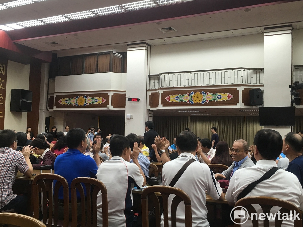 花蓮縣長傅崐萁出席記者會，受軍公教人員夾道歡迎。 圖：黃韋銓/攝